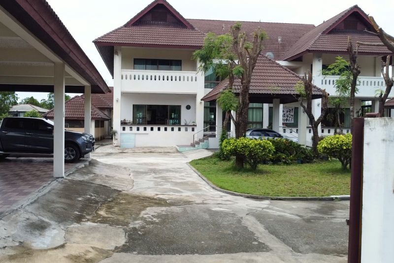 ขายที่ดินแถมโครงสร้างคฤหาสน์ 365.5 ตร.ว. ศรีนครินทร์ (ซอย รพ.เปาโล) ราคาเท่าประเมิน เหมาะรีโนเวททำบ้านหรู หรือ Wellness Center